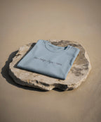 camiseta de algodon organico modelo equilibrio agua color azul whattii portada